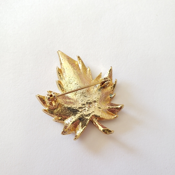 Vintage Gold tone leaf brooch - Picture 2 of 7